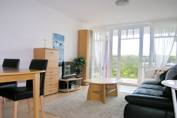 Wohnzimmer mit Zugang zur Terrasse