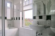 Bad mit Wanne und Dusche und Doppelwaschbecken