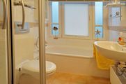 Bad mit Dusche und Wanne